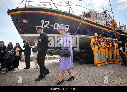 La reine Elizabeth II, accompagnée du coxswain Paul Whiston, accueille l'équipage de la RNLB la princesse royale lors d'une visite à la station RNLI à St Ives, en Cornouailles. Banque D'Images