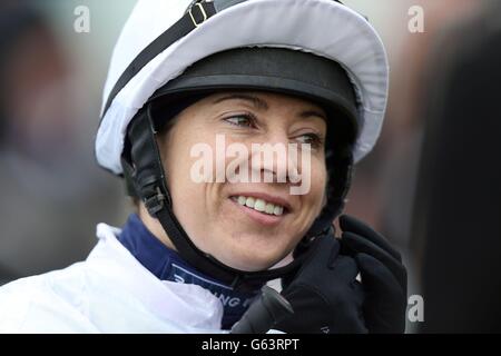 Jockey Hayley Turner avant les enjeux de Hildon Maiden lors du Scope & SIA Charity Raceday à Newbury. Champ de courses. APPUYEZ SUR PHOTO D'ASSOCIATION. Date de la photo: Vendredi 17 mai 2013. Voir PA Story RACING Newbury. Le crédit photo devrait se lire comme suit : David Davies/PA Wire Banque D'Images