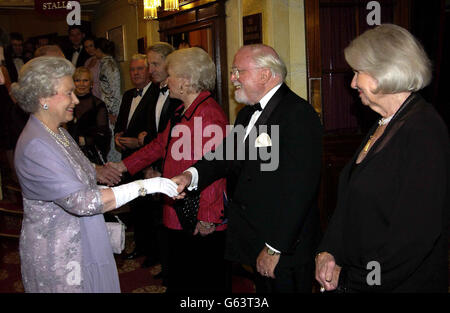 La reine Elizabeth II de Grande-Bretagne salue Lord et Lady Attenborough, qui ont tous deux été dans la première production du Mousetrap au 50e anniversaire de la plus longue pièce du monde au St Martin's Theatre, Londres.*..La célèbre unité d'Agatha Christie, la première étape de production pour réaliser un jubilé d'or, a ouvert le 25 novembre 1952, 10 mois après l'arrivée de la Reine sur le trône. Banque D'Images