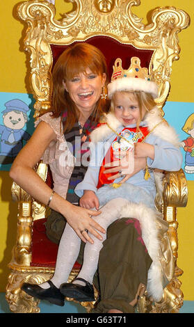 L'ancienne actrice EastEnders Patsy Palmer avec Phoebe McClan, quatre ans, de Portsmouth, qui a remporté un prix pour passer une année comme modèle dans les livres de l'agence Scallywags.* Phoebe a été le gagnant du Hampshire du concours de photographie du monde de la petite population. Banque D'Images