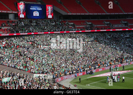 Football - npower football League One - Play Off - final - Brentford v Yeovil Town - Wembley Stadium.Les joueurs de Yeovil Town célèbrent devant leurs fans Banque D'Images