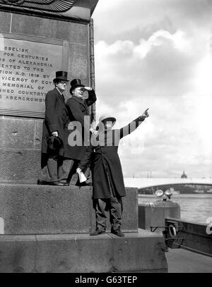 Les goons, (l-r) Peter Sellers, Harry Secombe et Spike Milligan, sont debout sur le plinthe de l'aiguille de Cleopatra, l'obélisque qui est l'un des points de repère de l'Embankment, Londres. Ils ont donné aux Londoniens un régal avec leurs comédies lors de l'enregistrement de leur programme « The Reason Why ». Banque D'Images