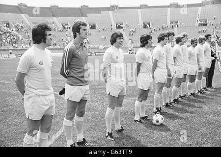 Équipe d'Angleterre (l-r) Gerry Francis, Ray Clemence, Stuart Pearson, Kevin Keegan, Trevor Cherry, Mick Channon, Colin Todd, Phil Thompson, Mick Mills, Greenhoff et Trevor Jimmy Brooking. Aussi photographié à l'extrême droite est la mascotte d'Angleterre Ken Bailey (avec drapeau). Banque D'Images