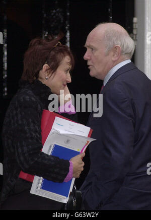 La ministre de la Culture, des médias et des Sports, Tessa Jowell, rencontre le président du Parti travailliste, John Reid, lorsqu'ils arrivent au 10 Downing Street, dans le centre de Londres, pour une réunion du cabinet afin de discuter de la grève actuelle des pompiers. Banque D'Images