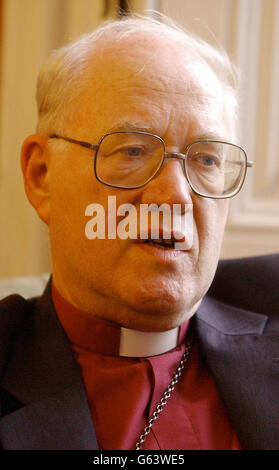 Le Dr George Carey, l'archevêque de Canterbury, parle de son temps d'archevêque deux jours seulement avant de prendre sa retraite au Palais Lambeth, sa résidence à Londres. * l'archevêque sortant a dit que l'ordination des femmes prêtres se classait parmi ses plus grandes réalisations comme il s'était préparé à quitter le bureau après plus de 11 ans. 6/7/03: L'ancien Archevêque de Canterbury Lord Carey qui a nié avoir été nommé évêques deux ecclésiastiques qu'il savait être gay. Lord Carey, dans une interview avec le Sunday Times, a été rapporté comme disant qu'il avait été prêt à passer par les ordonnances dans les années 1990 après qu'ils aient eu les deux Banque D'Images