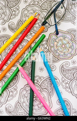 Livre de coloriage adultes et crayons colorés, concept de relaxation Banque D'Images