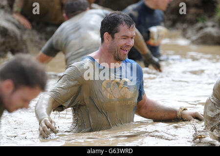 Andy Farrell, entraîneur adjoint des Lions d'Angleterre et d'Irlande et de Grande-Bretagne, participe à Tough Mudder 2013 à Boughton House, Kettering. Banque D'Images