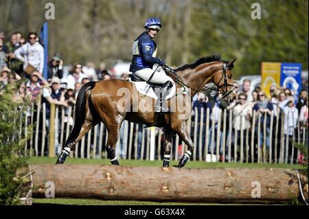 Zara Phillips sur le Haut Royaume regarde le lac après avoir pris sa retraite de l'Cross-Country pendant le quatrième jour des épreuves de badminton à Badminton, Gloucestershire. APPUYEZ SUR ASSOCIATION photo. Date de la photo: Dimanche 5 mai 2013. Photo Credit devrait lire: Ben Birchall/PA Wireduring quatrième jour des épreuves de badminton à Badminton, Gloucestershire. APPUYEZ SUR ASSOCIATION photo. Date de la photo: Dimanche 5 mai 2013. Le crédit photo devrait se lire : Ben Birchall/PA Wire Banque D'Images