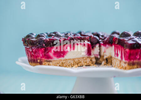 Gâteau au fromage fait maison avec des fruits de la forêt, sur un plateau de service Banque D'Images