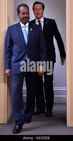 Le Premier ministre britannique David Cameron (à droite) arrive avec le président somalien Hassan Sheikh Mohamud (à gauche) pour une conférence de presse au Bureau des affaires étrangères et du Commonwealth dans le centre de Londres dans le cadre de la conférence sur l'avenir de la Somalie. Banque D'Images