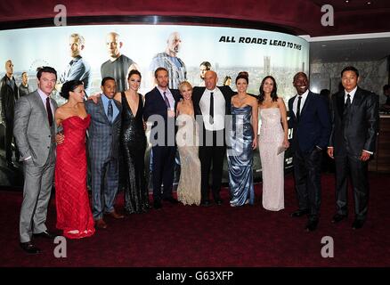 Luke Evans, Michelle Rodriguez, Ludacris, Gal Gadot, Paul Walker,Elsa Pataky, vin Diesel, Gina Carano, Jordana Brewste, Tirese Gibson et le directeur Justin Lin arrivent pour la première de Fast and Furious 6 à l'Empire Leicester Square, Londres. Banque D'Images