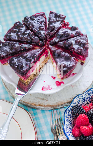 Forêt noire gâteau au fromage fait maison, des tranches de fruits. Vue de dessus. Banque D'Images