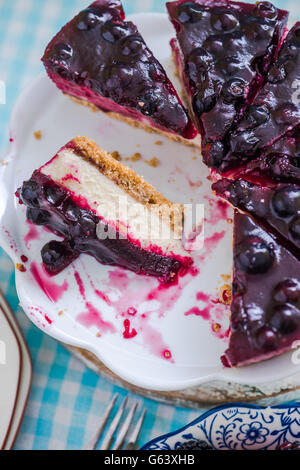 Forêt noire gâteau au fromage fait maison, des tranches de fruits. Vue de dessus. Banque D'Images
