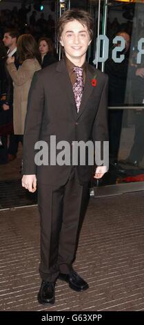 L'acteur Daniel Radcliffe, qui joue Harry Potter, arrive pour la première de film de célébrité de Harry Potter et la Chambre des secrets à l'Odeon Leicester Square dans le West End de Londres. Banque D'Images