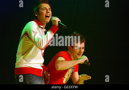 David Sneddon et Ainslie Henderson se sont performances lors de la quatrième série d'expulsions de la BBC's Fame Academy aux Shepperton Studios à Londres. Banque D'Images