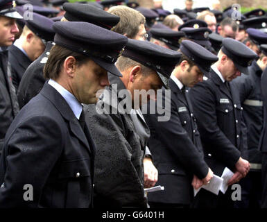 Les pompiers paient des respects à l'extérieur de la cathédrale de Leicester pendant le service de Rober Miller, où les pompiers de tout le pays se joignent à leurs amis, à leur famille et à leurs collègues pour ses funérailles. * le père de deux Bob Miller, 44 ans, est décédé le 31 octobre après avoir traversé un plancher en cherchant des occupants dans des locaux abandonnés de la rue Morledge, Leicester. Banque D'Images