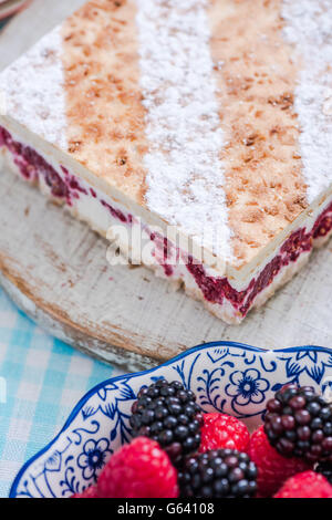 Gâteau léger aux framboises, de la nourriture saine et légère pour l'été Banque D'Images