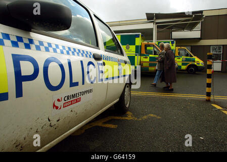 Une voiture de police à l'extérieur de l'hôpital de West Suffolk à Bury St Edmunds, où le meurtrier des landes Myra Hindley, 60 ans, a été admis avec une suspicion de crise cardiaque au début du mois. Banque D'Images