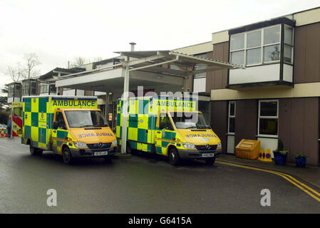 Ambulances garées à l'extérieur de l'hôpital West Suffolk à Bury St Edmunds, où le meurtrier des moueurs Myra Hindley, 60 ans, a été admis avec une crise cardiaque suspectée au début du mois. Banque D'Images