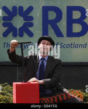 AGM RBS.Un des amis de la Terre proteste devant l'AGA de la Banque Royale d'Écosse à Gogarburn, Édimbourg. Banque D'Images