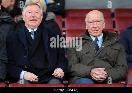 Sir Alex Ferguson, directeur de Manchester United, prend son siège à côté de Sir Bobby Charlton dans la boîte des réalisateurs avant la Barclays under-21 Premier League, semi final entre Manchester United et Liverpool à Old Trafford, Manchester. APPUYEZ SUR PHOTO D'ASSOCIATION. Date de la photo: Mardi 14 mai 2013. Le crédit photo devrait se lire: Martin Rickett/PA Wire. Banque D'Images