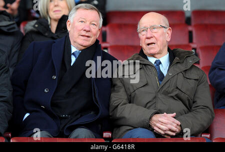 Sir Alex Ferguson, directeur de Manchester United, prend son siège à côté de Sir Bobby Charlton dans la boîte des réalisateurs avant la Barclays under-21 Premier League, semi final entre Manchester United et Liverpool à Old Trafford, Manchester. APPUYEZ SUR PHOTO D'ASSOCIATION. Date de la photo: Mardi 14 mai 2013. Le crédit photo devrait se lire: Martin Rickett/PA Wire. Banque D'Images