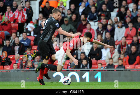 Tyler Blackett (à droite) de Manchester United est fouillé par Jon Flanagan de Liverpool pour sa deuxième pénalité d'équipe, lors de la semi-finale de la Barclays de moins de 21 ans à Old Trafford, Manchester.APPUYEZ SUR PHOTO D'ASSOCIATION.Date de la photo: Mardi 14 mai 2013.Le crédit photo devrait se lire: Martin Rickett/PA Wire. Banque D'Images