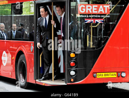 Prince Harry et David Cameron font la promotion des affaires britanniques sur les "GRANDES" campagnes Routemaster bus aux studios Milk, à Manhatten, New York, Etats-Unis. Banque D'Images