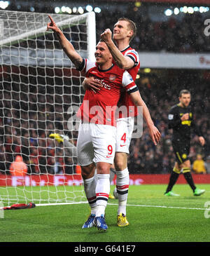 Football - Barclays Premier League - Arsenal / Wigan Athletic - Emirates Stadium.Lukas Podolski d'Arsenal (à gauche) célèbre avec Per Mertesacker (à droite) après avoir marquant le but d'ouverture du match contre Wigan Athletic. Banque D'Images