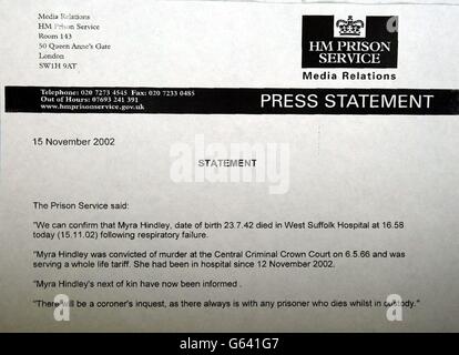 Le communiqué de presse annonçant le décès de Myra Hindley, exposé à l'extérieur de l'hôpital West Suffolk, Bury St Edmunds, Suffolk.Hindley avait servi sa 36e année derrière les bars à la prison voisine de Highpoint, Suffolk.* Hindley et Ian Brady, 64 ans, ont été emprisonnés à vie en 1966 pour trois meurtres.En 1987, ils ont avoué deux autres meurtres d'enfants. Banque D'Images