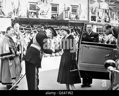 La Reine est reçue par le duc de Wellington, lieutenant du Hampshire, à son arrivée à Romsey.Elle participe aux célébrations de la ville, qui marquent le 350e anniversaire de l'octroi de sa charte. Banque D'Images