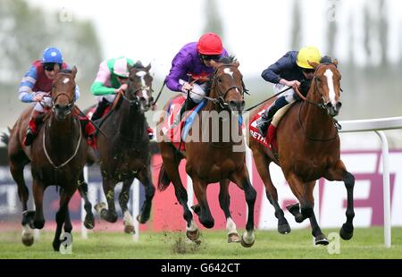 High Troja monté par Paul Hanagan sur le chemin de la victoire dans la Betfred Mobile Sports London Gold Cup pendant la JLT Lockinge Stakes Day à Newbury Racecourse, Berkshire. APPUYEZ SUR PHOTO D'ASSOCIATION. Date de la photo: Samedi 18 mai 2013. Voir PA Story RACING Newbury. Le crédit photo devrait se lire comme suit : David Davies/PA Wire. Banque D'Images