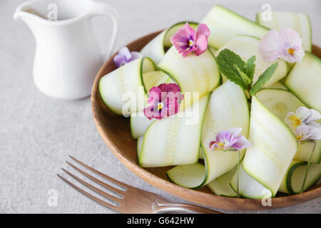 Salade de courgettes avec l'été, les fleurs comestibles salade vegan Banque D'Images