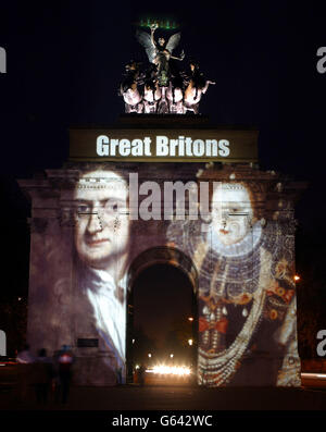 Images des dix premiers Grands Britanniques projetés sur l'Arc de Wellington à Londres. La finale en direct des Grands Britanniques sera diffusée sur BBC2. L'image montre Sir Isaac Newton (1642 - 1727) (à gauche) qui est actuellement à la sixième place du scrutin. * ... et Elizabeth I (1533 - 1603) qui est à la huitième place. Banque D'Images