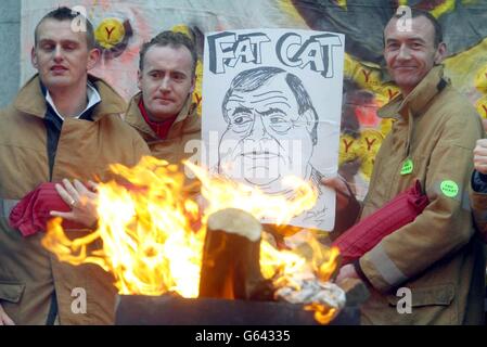 Les pompiers en grève sur la ligne de piquetage d'une caserne de pompiers de Tyneside tiennent une effigie du vice-premier ministre John Prescott le troisième jour de leur grève de huit jours pour de meilleures conditions de rémunération. Banque D'Images