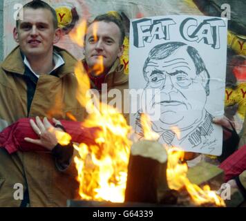 Les pompiers en grève sur la ligne de piquetage d'une caserne de pompiers de Tyneside tiennent une effigie du vice-premier ministre John Prescott le troisième jour de leur grève de huit jours pour de meilleures conditions de rémunération. Banque D'Images