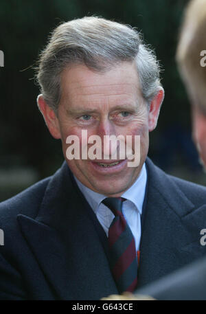 Le prince de Galles arrive à la cathédrale de Llandaff à Cardiff pour assister au service annuel de commémoration des gardes gallois dont il est colonel. Banque D'Images