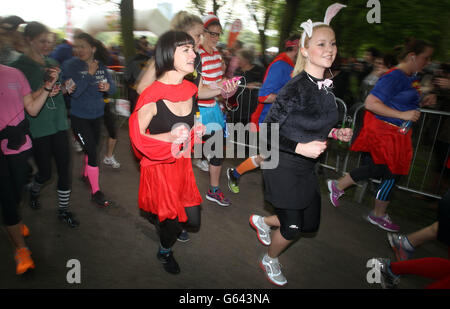 Les gens participent à la course annuelle Do IT for Charity Super Hero Run à Regent's Park, dans le centre de Londres. Banque D'Images