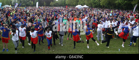 Super Hero Run dans Regent's Park.Les gens participent à la course annuelle Do IT for Charity Super Hero Run à Regent's Park, dans le centre de Londres. Banque D'Images