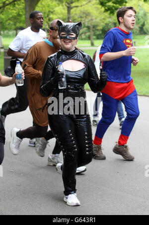 Les gens participent à la course annuelle Do IT for Charity Super Hero Run à Regent's Park, dans le centre de Londres. Banque D'Images