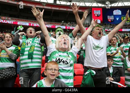 Yeovil Town fans dans la bonne voix dans les tribunes avant le jeu Banque D'Images