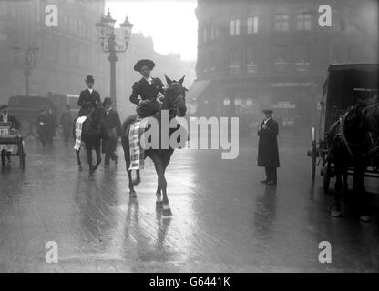 Suffragettes à cheval à travers Londres.L'affiche sur le cheval indique "les Pankhursts sont à Holloway, viennent à l'Albert Hall!". Vers 1908. Banque D'Images