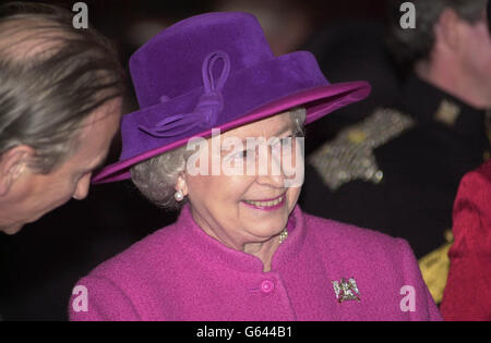 La reine Elizabeth II à Crown Square, au château d'Édimbourg, pour une réception des Royal Scots Dragoon Guards. Le major de pipe Derek Potter lui a présenté le nouvel album du régiment, Parallel Tracks, qui présente un solo de guitare de Mark Knopfler. * 'je crois que c'est tout à fait un CD moderne,' le visiteur royal a remarqué avec un sourire. Banque D'Images