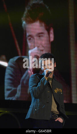 David Sneddon chante pour survivre à la BBC's Fame Academy, aux Shepperton Studios, à Middlesex. Banque D'Images