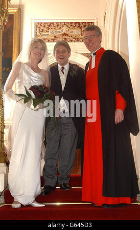 Le député de Buckinghamshire John Bercow (au centre) et l'épouse Sally Illman avec le canon Robert Wright qui les ont épousé à Westminster à Saint Margarets à la Chambre des communes du centre de Londres. Banque D'Images