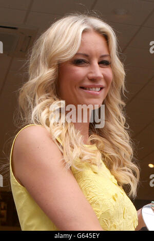 Denise Van Outen à l'ouverture du village de Whiteley Centre commercial Banque D'Images