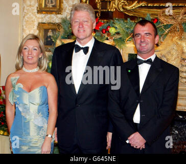 L'ancien président américain Bill Clinton (au centre) pose avec Mark Langford, président du groupe Amulet et sa femme Debbie, à Knowsley Hall, à Merseyside, au début du bal d'hiver du NSPCC. 30/05/2003: Mark Langford l'homme derrière le Groupe Amulet a amassé une fortune personnelle d'environ 40 millions. Tout cela avait l'air rose pour Mark Langford et son épouse Debbie, qui a fondé l'entreprise il y a 10 ans - un sondage du Sunday Times publié le mois dernier a nommé Amulet comme la cinquième société à croissance de profit la plus rapide au Royaume-Uni. Banque D'Images