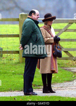 Nicholas Soames, député conservateur, avec la compagne du Prince de Galles, Camilla Parker Bowles, qui se rend à l'église St. Mary's dans le domaine de Sandringham à Norfolk. Le Prince William n'a pas réussi à se joindre à ses amis, et à son père, au service de l'église. Banque D'Images