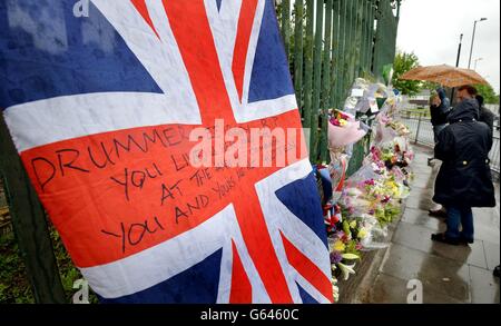 La scène à la jonction de la place de l'Artillerie et de la rue John Wilson, qui est devenue un sanctuaire pour le batteur Lee Rigby, assassiné mardi après-midi, et est devenu un point vocal pour les gens locaux de montrer leur sympathie et leur soutien, à Woolwich sud-est de Londres. Banque D'Images