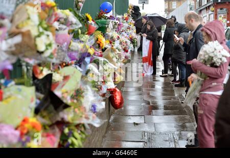 La scène à la jonction de la place de l'Artillerie et de la rue John Wilson, qui est devenue un sanctuaire pour le batteur Lee Rigby, assassiné mardi après-midi, et est devenu un point vocal pour les gens locaux de montrer leur sympathie et leur soutien, à Woolwich sud-est de Londres. Banque D'Images